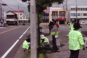 地域主要道で清掃活動