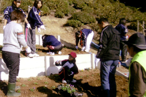 子どもたちと一緒に里山保全活動